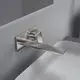 Wandarmatur von Ideal Standard mit einer flachen, rechteckigen Auslauf- und Bedienoberfläche in Silbertönen, montiert an einer hellen Wand über einem Waschbecken.